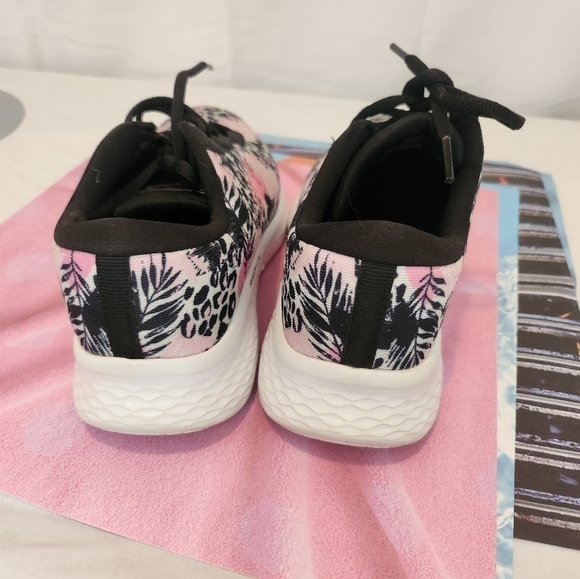 SKETCHES  MEMORT FOAM RUNNERS - Picture 3 of 4